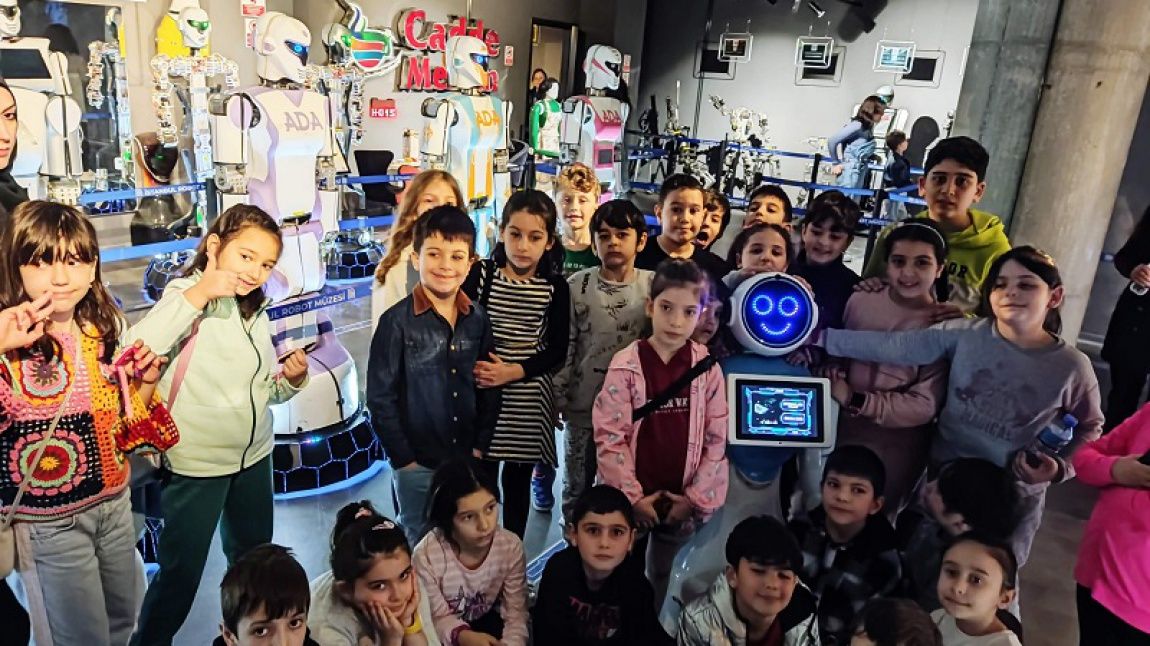 Türkan Dereli İlkokulu öğrencileri, son teknolojik gelişmeleri yakından takip ederek, robotların dünyasına yaptıkları gezide inanılmaz bir deneyim yaşadılar. 